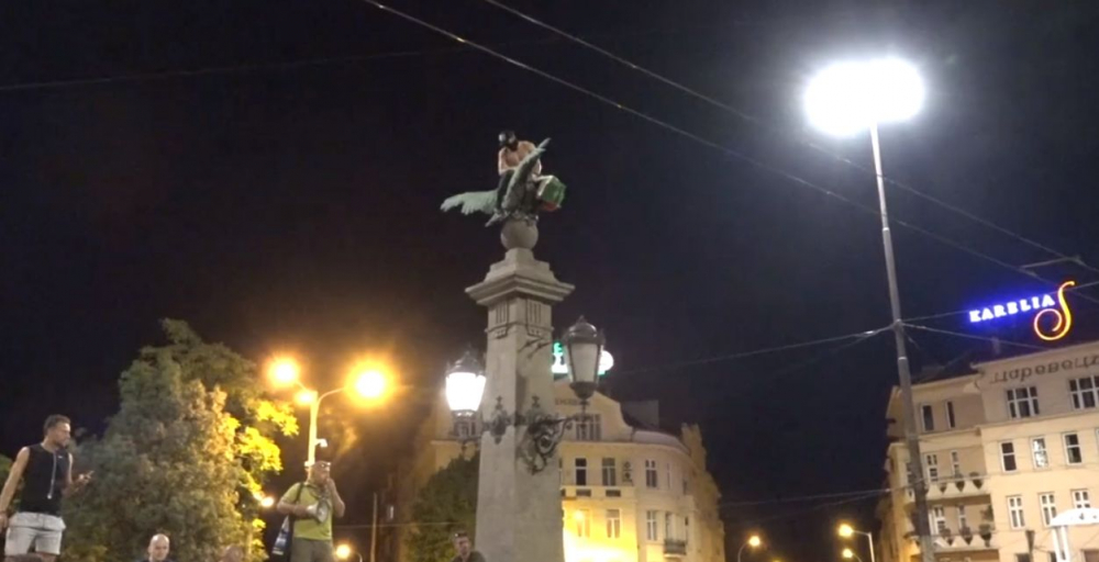 Орлов мост е неузнаваем! Протестиращи опънаха скари, палатки и маси СНИМКИ