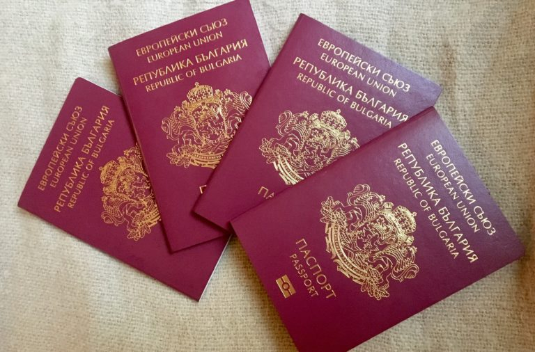 Дълги опашки се извиха пред паспортните служби в страната