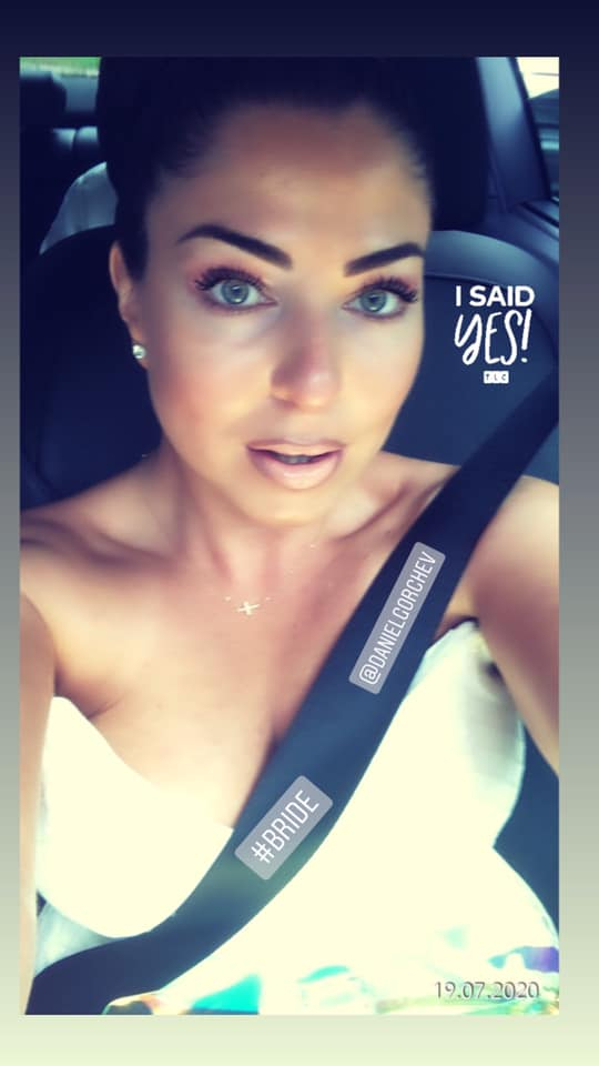 Сватба с маски! Наша поп певица се омъжи по време на Covid-19