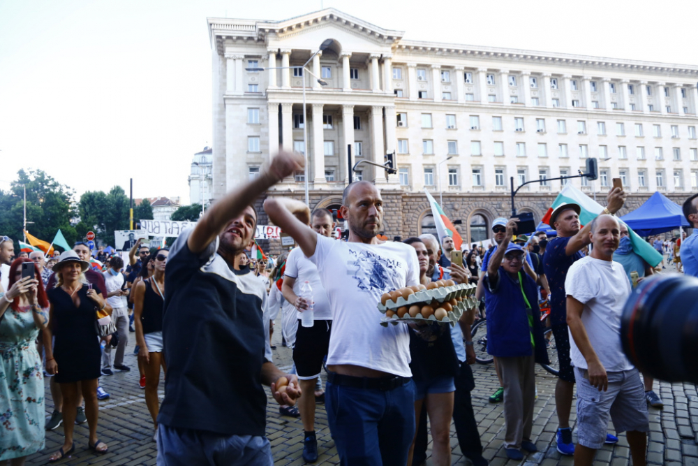 ФОТО бомба в БЛИЦ: Ето кой и как подстрекава провокаторите на протеста 