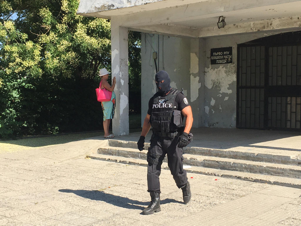 Най-малко десетима са арестуваните в Кумлука, спецакцията продължава СНИМКИ