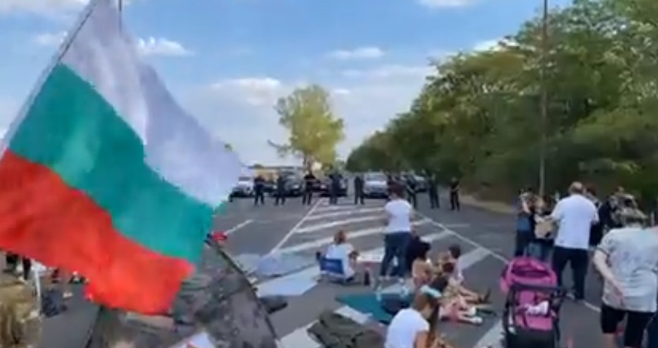 "Отровното трио" зове към бунт на блокадата в Стара Загора ВИДЕО