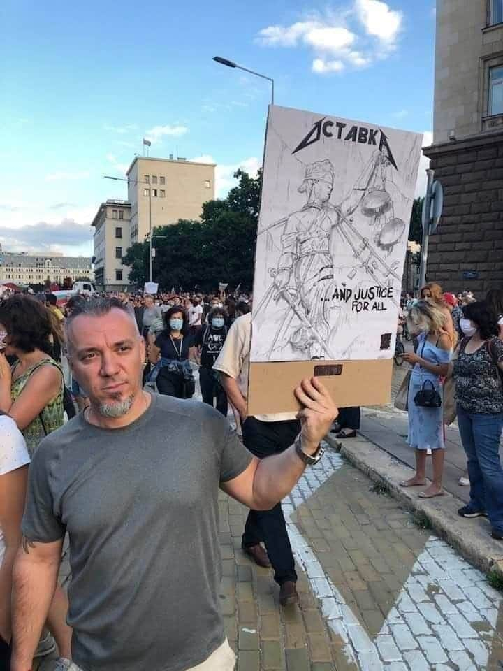 Жена видя мъж на протеста и се влюби в него, издирва го по СНИМКА във Фейсбук 