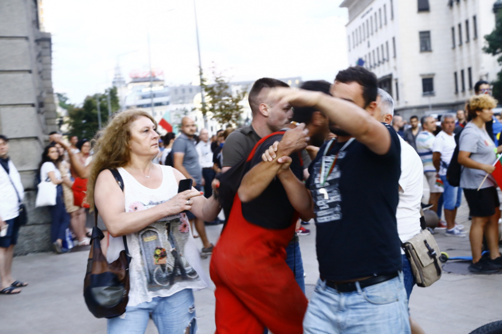 Екшън на протеста: Полицаи спасяват мъж от Николай Хаджигенов и побесняла тълпа СНИМКИ