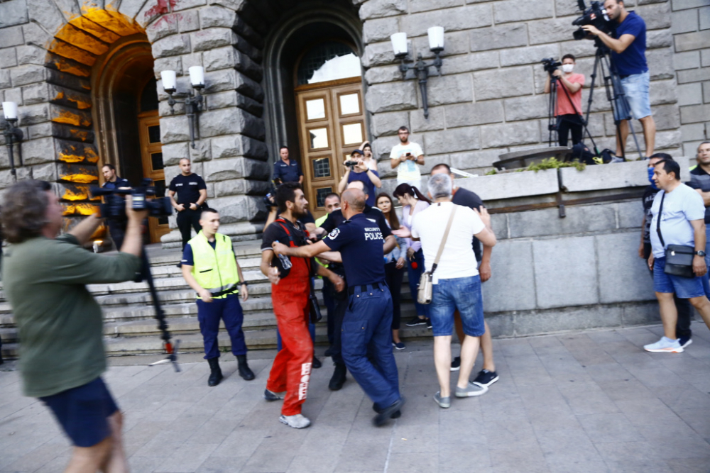 Екшън на протеста: Полицаи спасяват мъж от Николай Хаджигенов и побесняла тълпа СНИМКИ