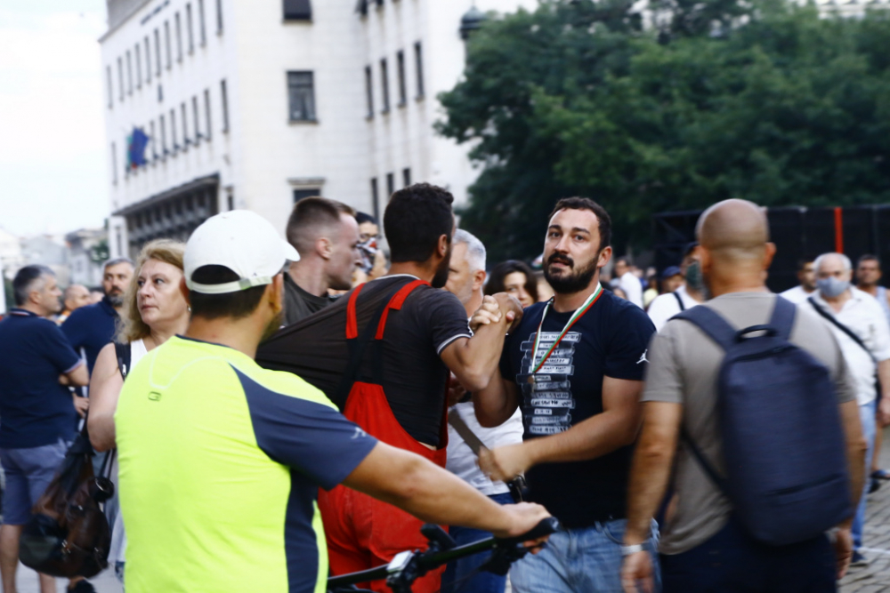 Екшън на протеста: Полицаи спасяват мъж от Николай Хаджигенов и побесняла тълпа СНИМКИ