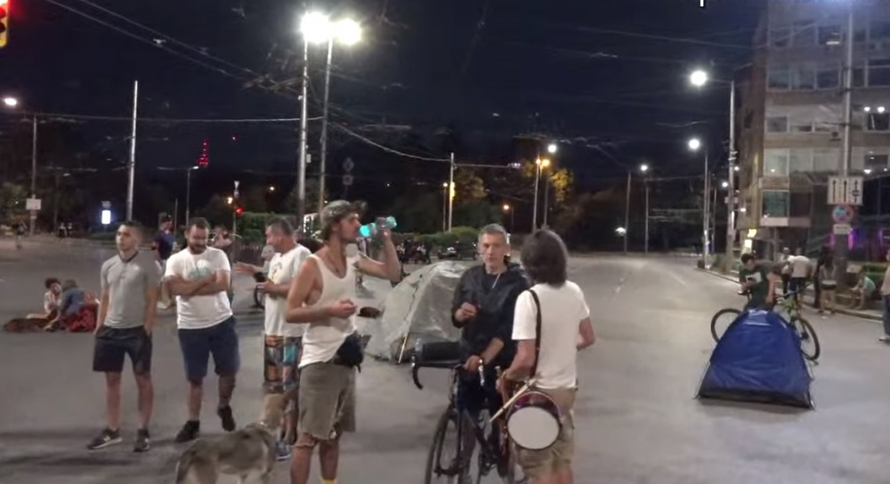 ВИДЕО: Опасен опит да се окървави протеста, игра на нерви пред Ректората СНИМКИ 