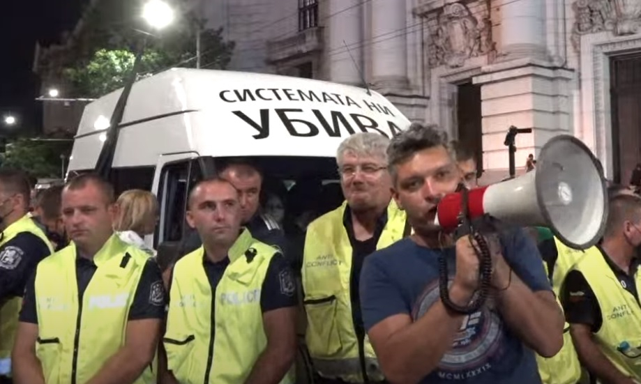 ВИДЕО: Опасен опит да се окървави протеста, игра на нерви пред Ректората СНИМКИ 