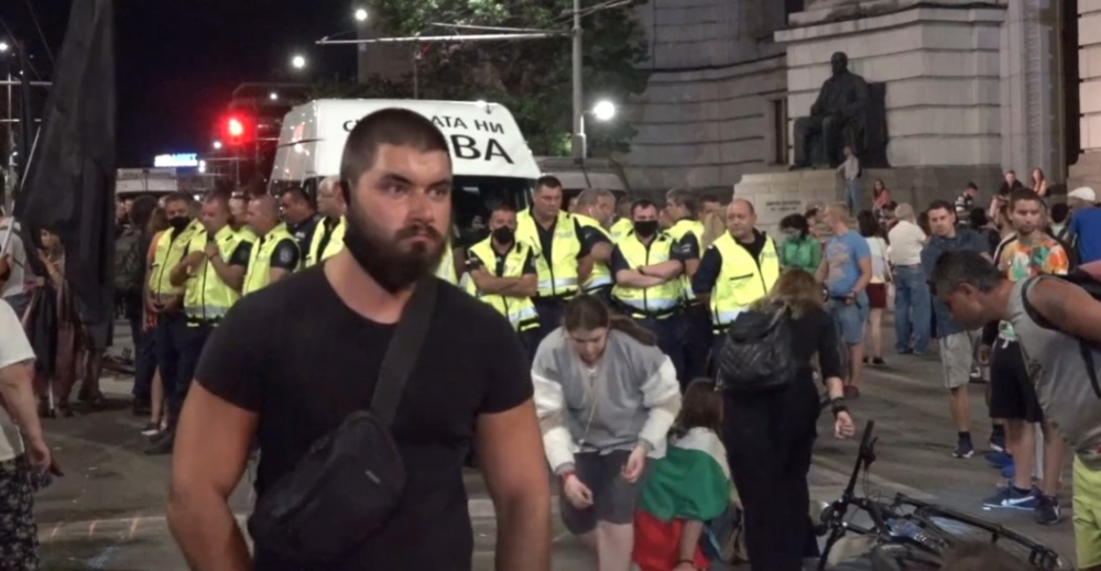 ВИДЕО: Опасен опит да се окървави протеста, игра на нерви пред Ректората СНИМКИ 