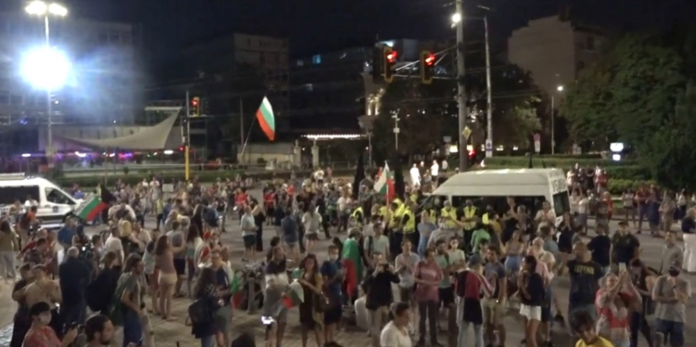 ВИДЕО: Опасен опит да се окървави протеста, игра на нерви пред Ректората СНИМКИ 