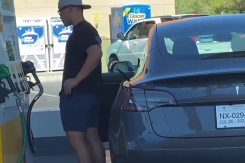 Вижте как шофьор се опитва да зареди Tesla с бензин