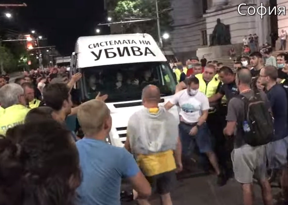 Драмата с блокирания протестърски бус продължава