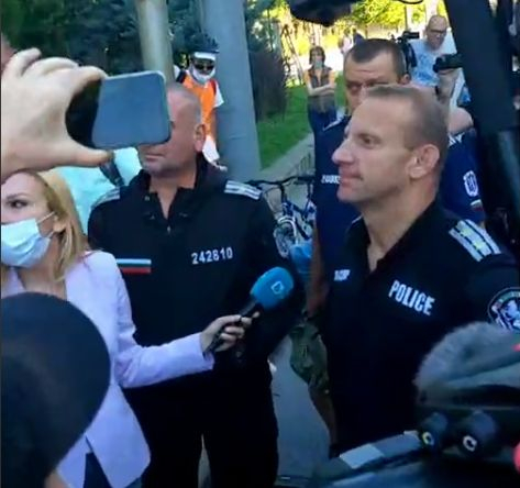 Напрежението пред СУ ескалира! Протестиращите не пускат полицията да... СНИМКИ