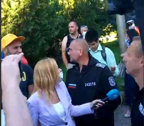 Напрежението пред СУ ескалира! Протестиращите не пускат полицията да... СНИМКИ
