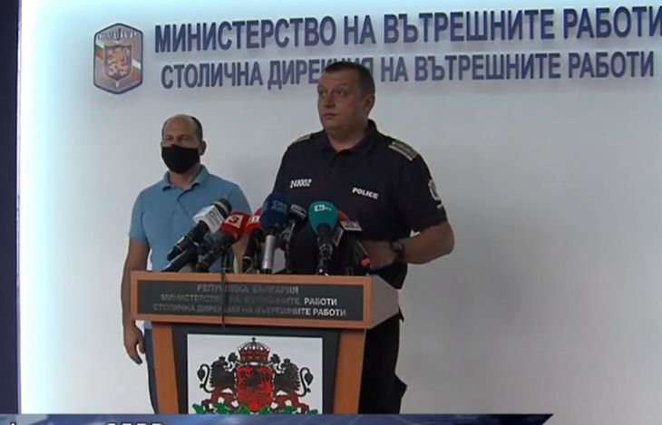 СДВР с извънредни новини за блокирания бус на протестиращи пред Ректората в София НА ЖИВО