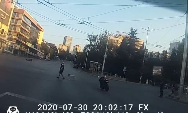 Цялата мрежа говори за постъпката на този моторджия на оживен булевард в София ВИДЕО