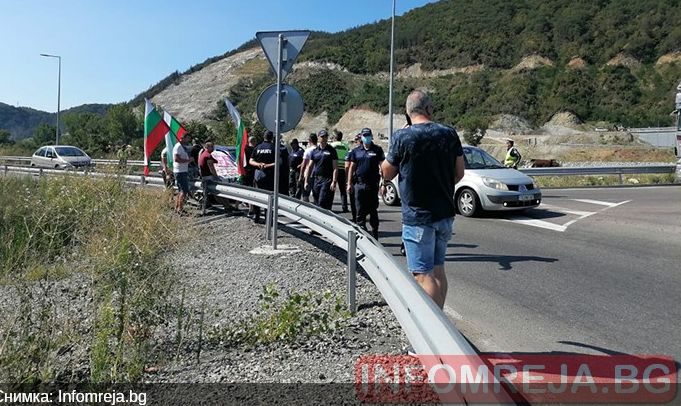 Ето как полицията не допусна блокада на Е-79 от протестиращи край Благоевград СНИМКИ