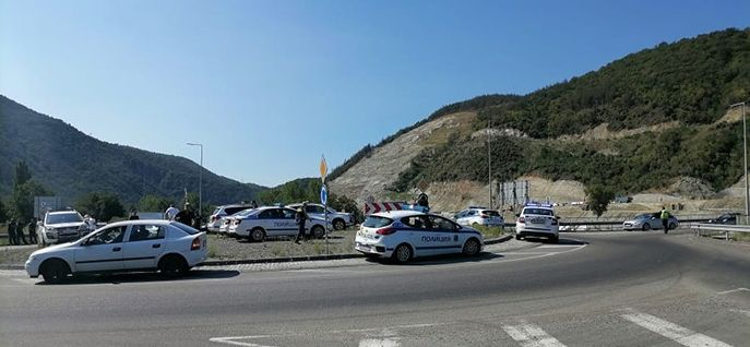 Ето как полицията не допусна блокада на Е-79 от протестиращи край Благоевград СНИМКИ