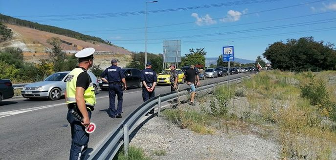 Ето как полицията не допусна блокада на Е-79 от протестиращи край Благоевград СНИМКИ