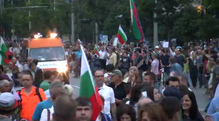 Сигнал до БЛИЦ! Вижте какво безумие вършат протестърите на "Орлов мост" и Ректората