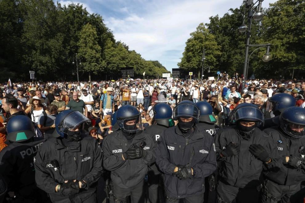 Много пострадали полицаи по време на протестите в Берлин 