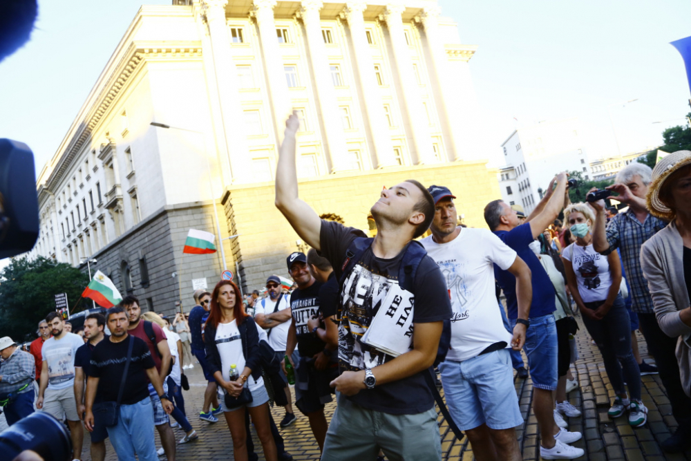 Хаджигенов се изгаври с протеста и призна откъде са му парите СНИМКИ 