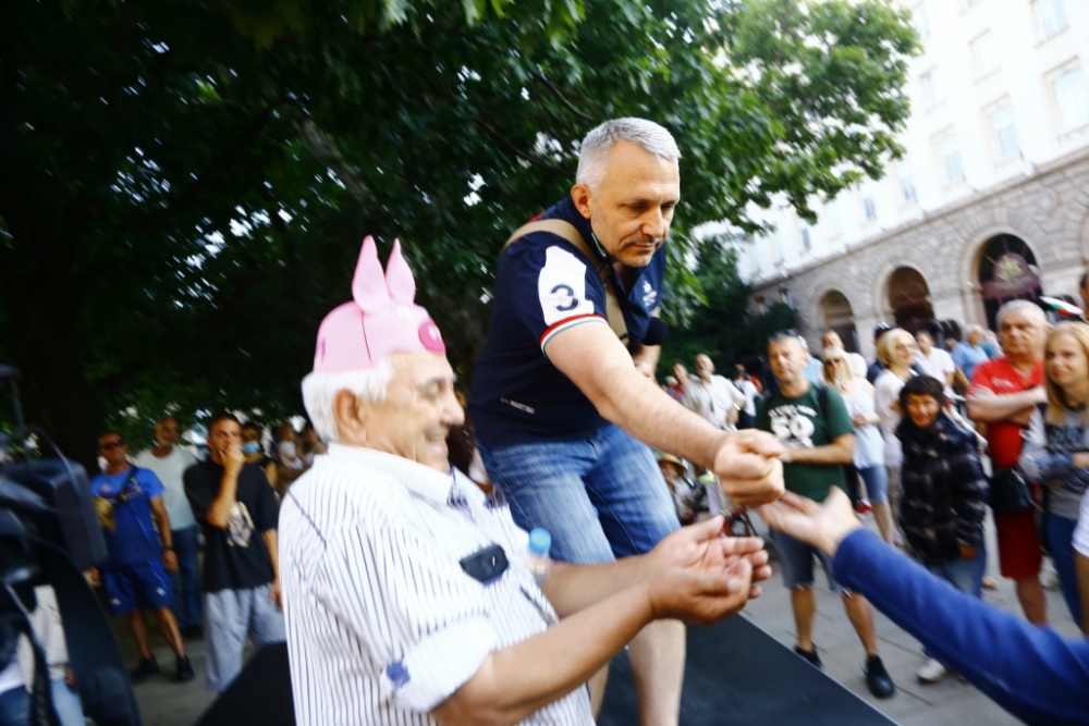Хаджигенов се изгаври с протеста и призна откъде са му парите СНИМКИ 