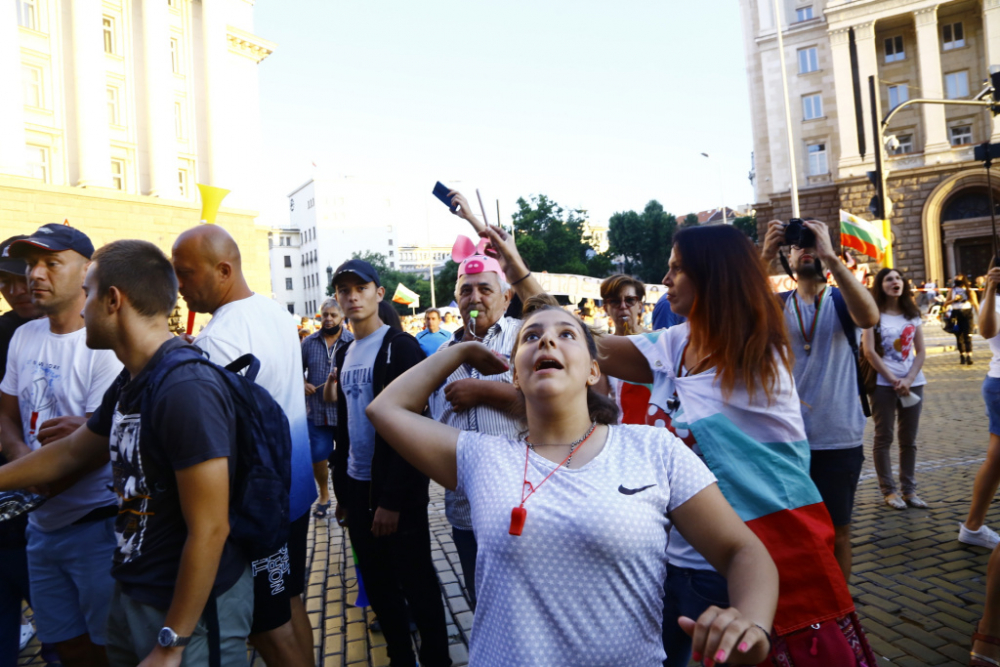 Хаджигенов се изгаври с протеста и призна откъде са му парите СНИМКИ 