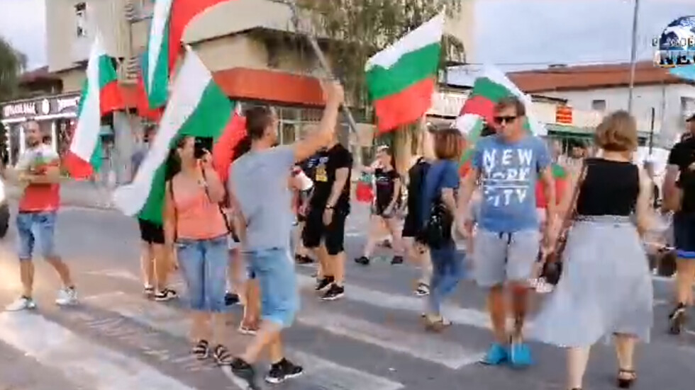 Протестиращи подлудиха пътуващие по Е-79 при Кресна ВИДЕО