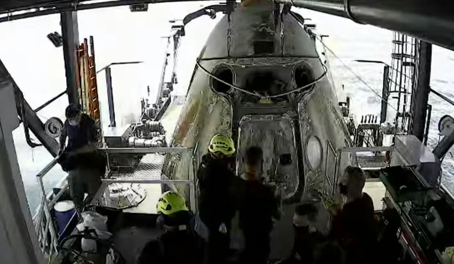 НА ЖИВО Исторически пробив! SpaceX се приводни успешно в Мексиканския залив
