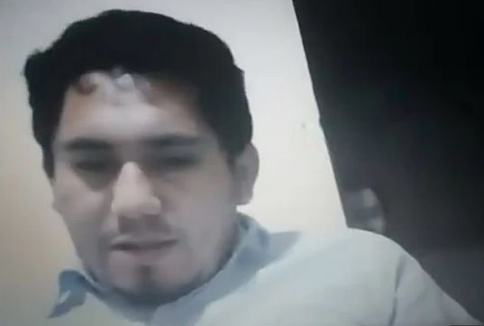 По време на онлайн урок зад учителя се появи нещо страховито 