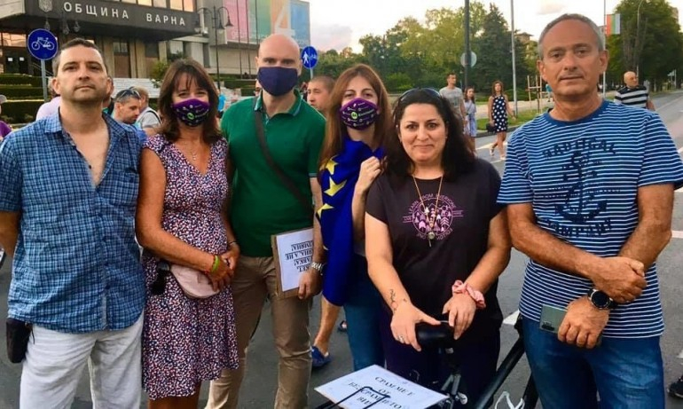 Мануела Малеева се присламчи към палатковия лагер във Варна СНИМКИ