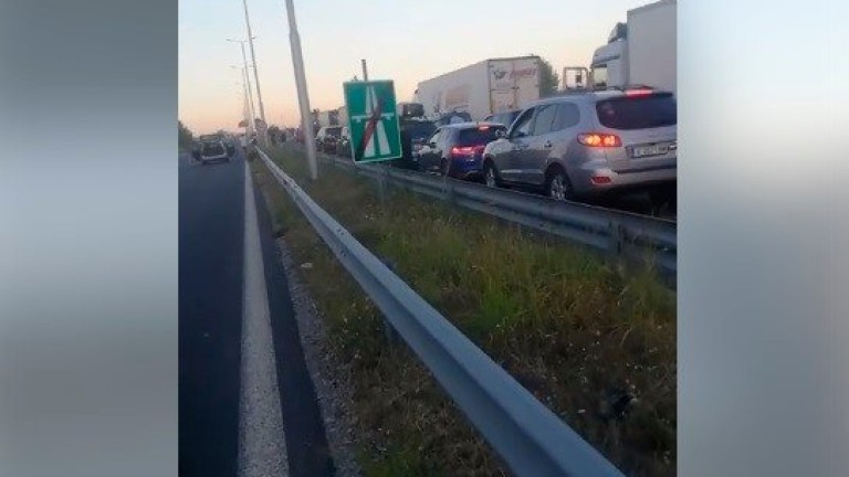 Шепа протестиращи от "Възраждане" блокираха пътя за "Капитан Андреево" ВИДЕО