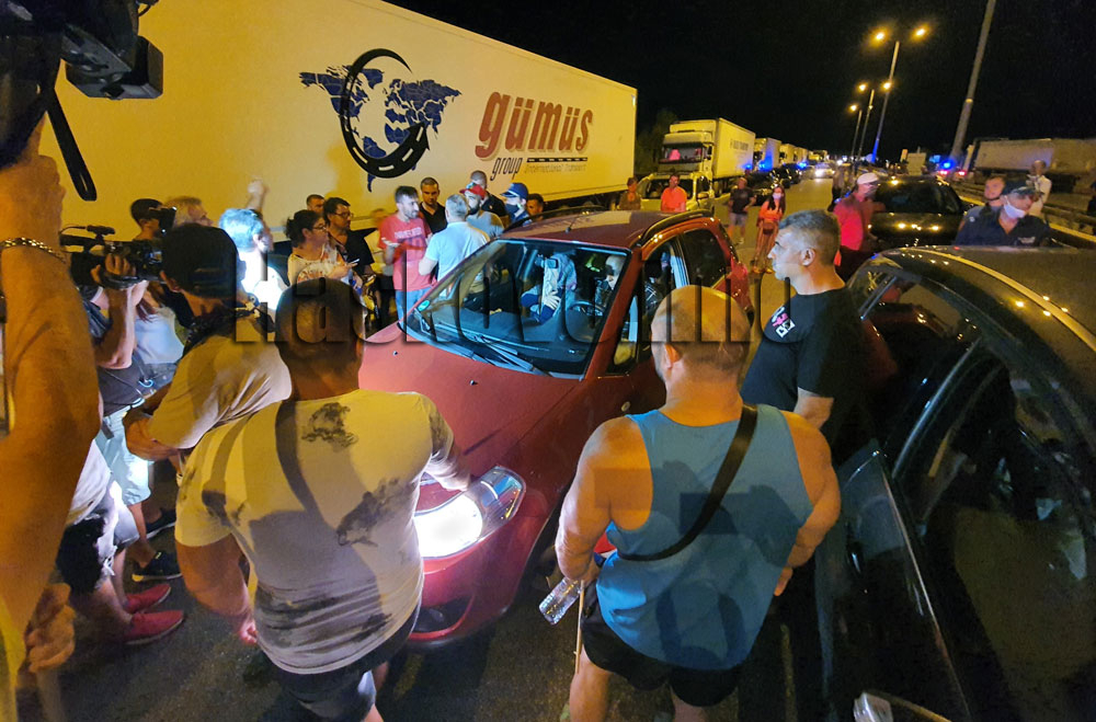 Гневни шофьори са нападнали протестъри, блокирали снощи АМ "Марица", а адв. Хаджигенов... СНИМКИ