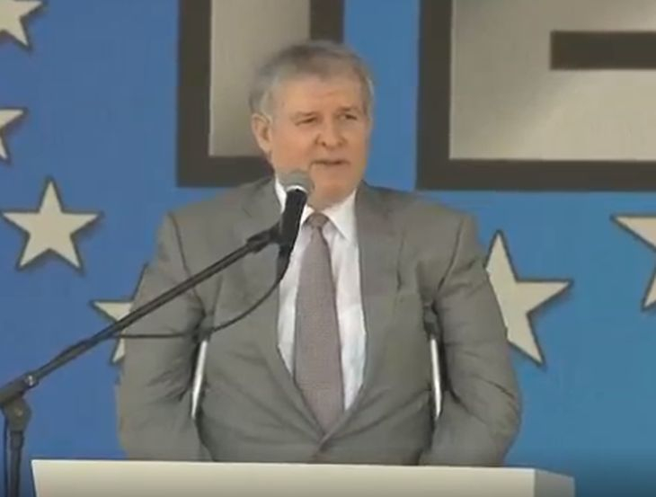 Румен Христов излезе с патерици на конференцията на ГЕРБ
