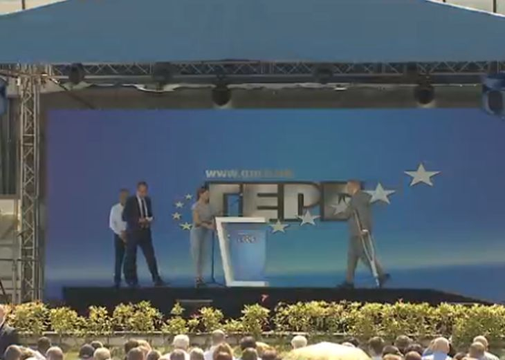 Румен Христов излезе с патерици на конференцията на ГЕРБ