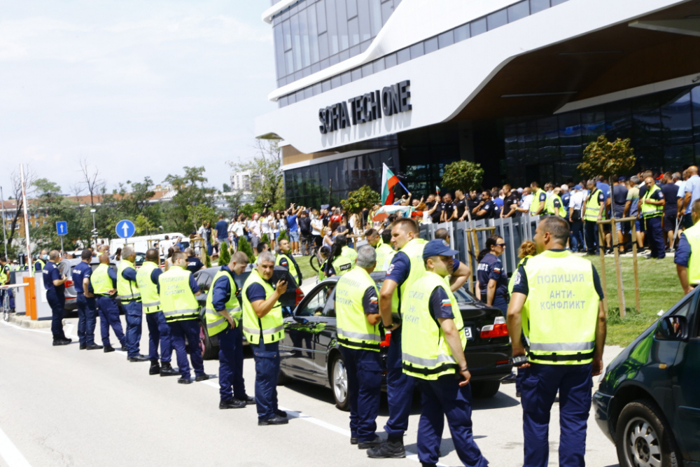 Страсти след сбирката на ГЕРБ! Премиерът си прави селфита, а протестиращи се мъчат да... СНИМКИ