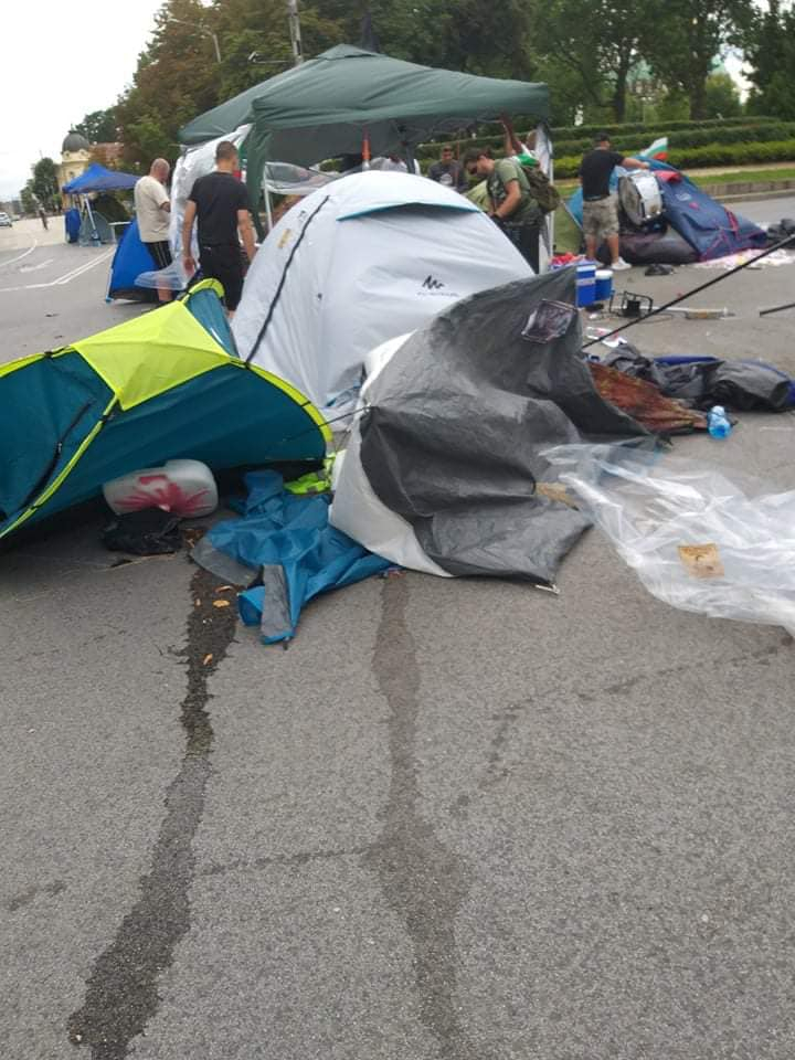 Ето какво може да прогони протестърите от блокадата на "Софийски университет" и "Орлов мост" СНИМКИ