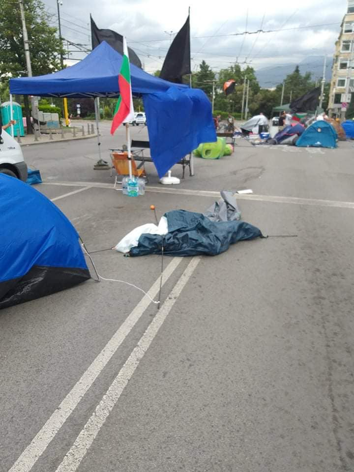 Ето какво може да прогони протестърите от блокадата на "Софийски университет" и "Орлов мост" СНИМКИ