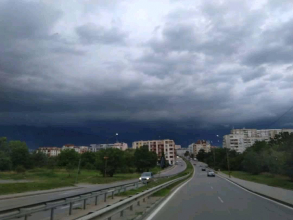 Мощната стихия застигна София, "Метео Балканс" алармират, че... СНИМКИ