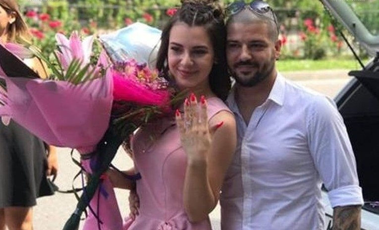 Влюбеният, предложил на приятелката си брак след екшън с бухалки, се оказа... 