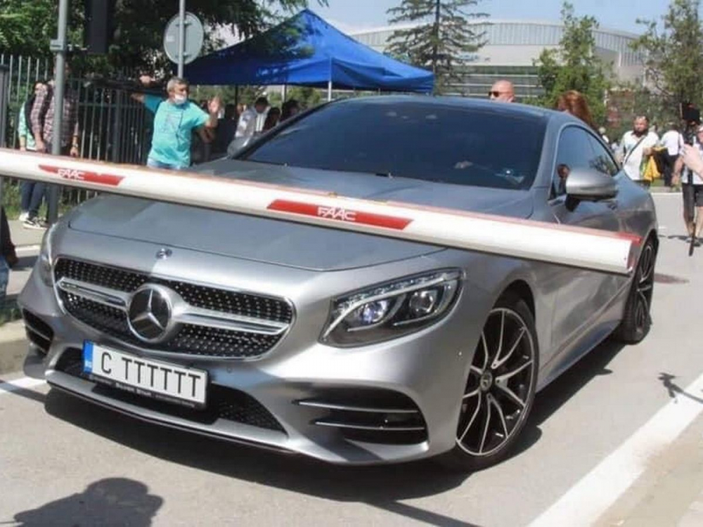 Набедиха делегат от ГЕРБ, че е пристигнал с Мерцедес за 300 бона на Тех Парк