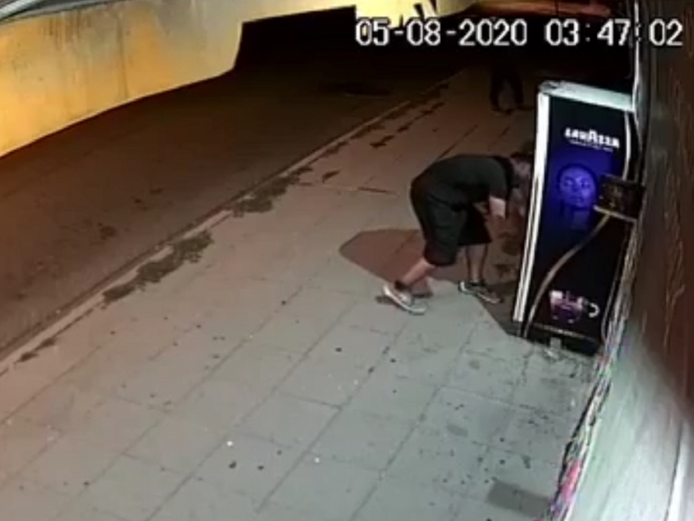 Виждали ли сте този мъж? Изключително нагъл крадец е 
