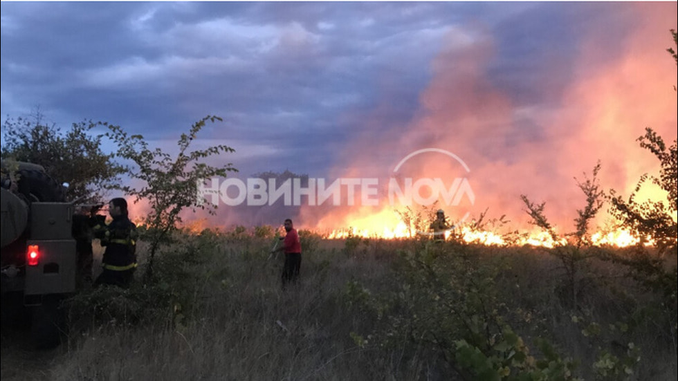 Огнен ад мъчи цяла нощ Казанлъшко СНИМКИ