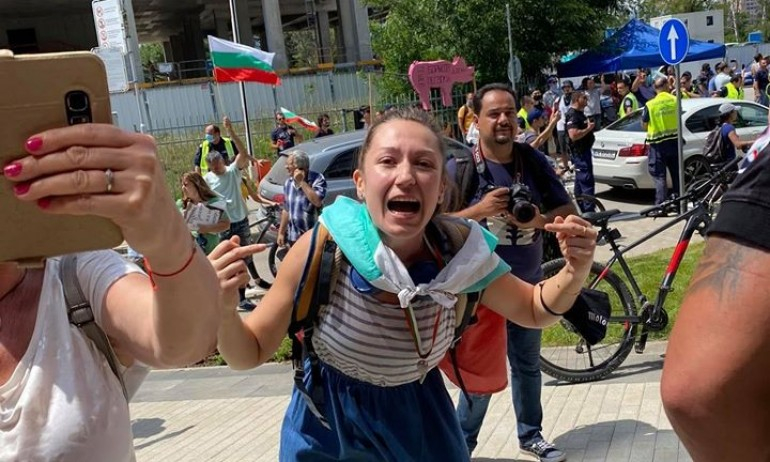 Млад мъж изля гнева си срещу вулгарна протестърка