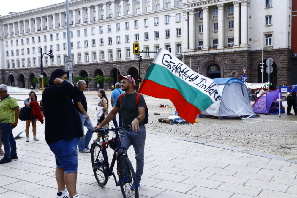 Наши експерти откриха опасна връзка между протестите, парализирали цял свят! ВИДЕО