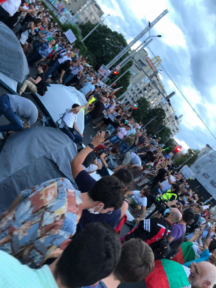 Протестиращи софиянци опънаха палатков лагер в Пловдив СНИМКИ 