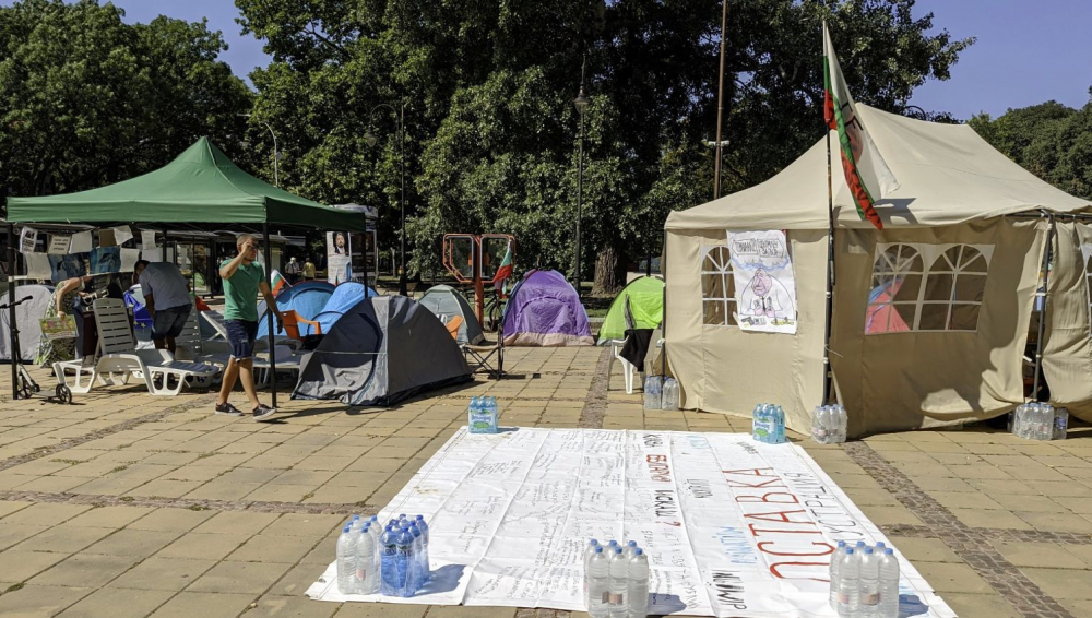 Полицията арестува двама при разтурването на бивака на протестърите във Варна СНИМКИ