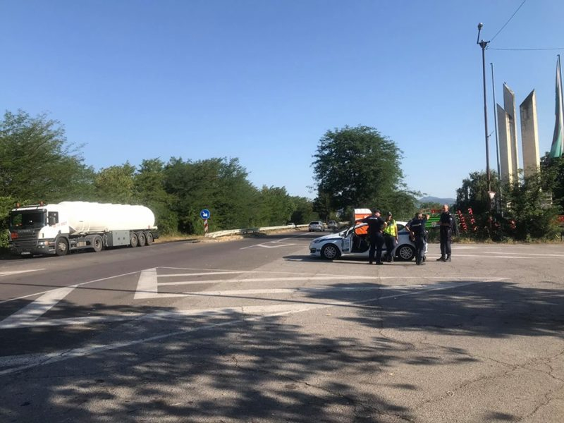 Полицията арестува двама при разтурването на бивака на протестърите във Варна СНИМКИ