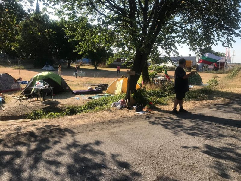 Полицията арестува двама при разтурването на бивака на протестърите във Варна СНИМКИ